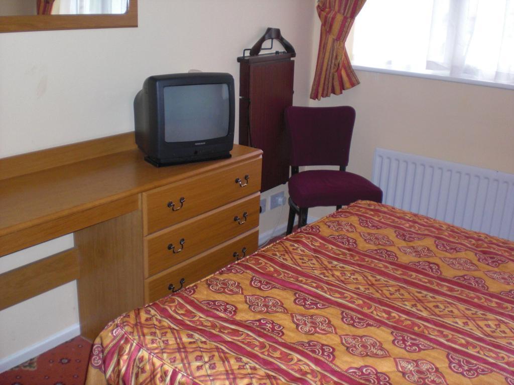 Lakeside Continental Hotel Camberley Buitenkant foto
