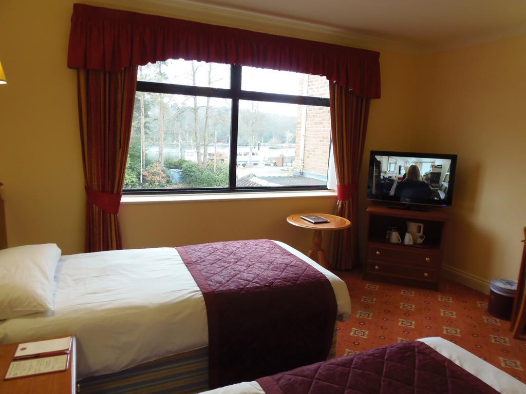 Lakeside Continental Hotel Camberley Buitenkant foto