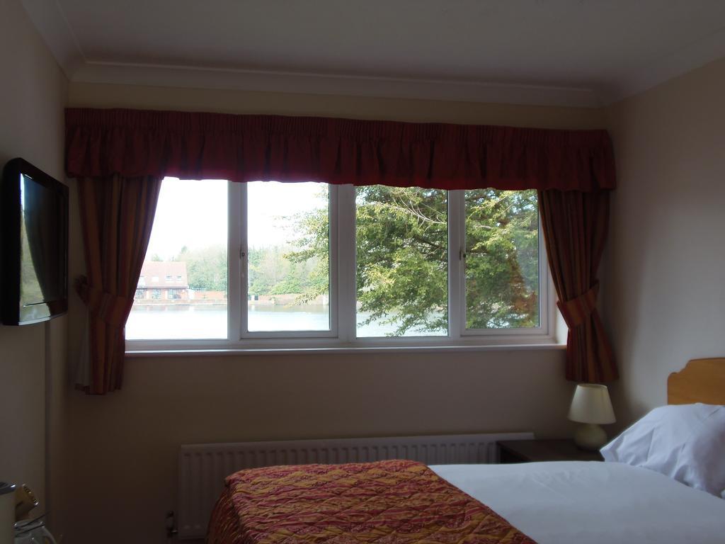Lakeside Continental Hotel Camberley Buitenkant foto