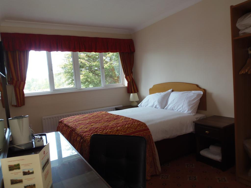 Lakeside Continental Hotel Camberley Buitenkant foto