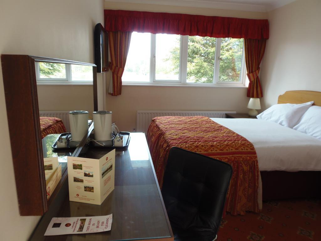 Lakeside Continental Hotel Camberley Buitenkant foto