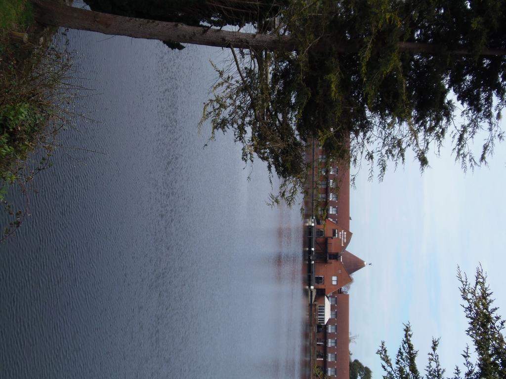 Lakeside Continental Hotel Camberley Buitenkant foto