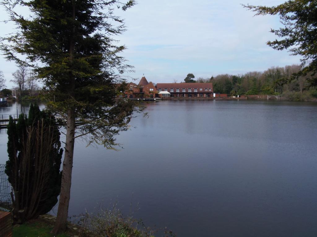 Lakeside Continental Hotel Camberley Buitenkant foto