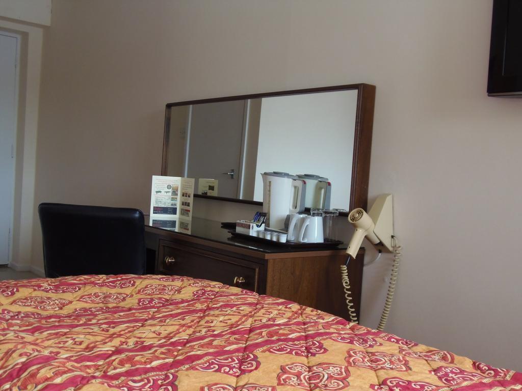 Lakeside Continental Hotel Camberley Buitenkant foto