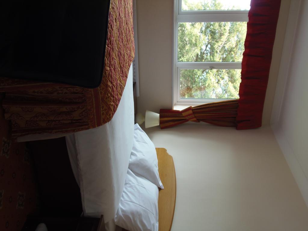 Lakeside Continental Hotel Camberley Buitenkant foto