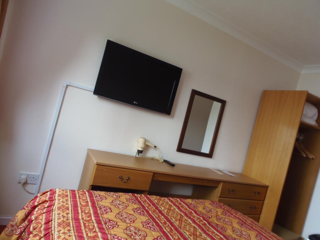 Lakeside Continental Hotel Camberley Buitenkant foto