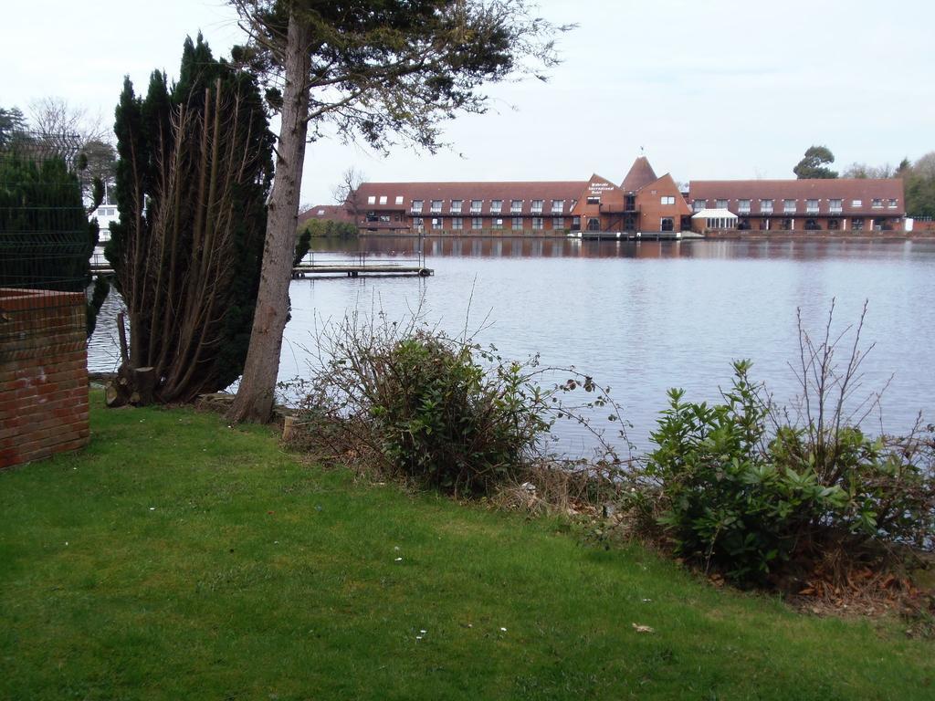 Lakeside Continental Hotel Camberley Buitenkant foto
