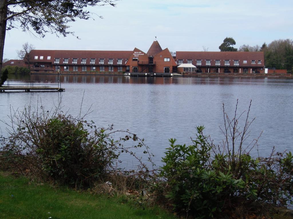 Lakeside Continental Hotel Camberley Buitenkant foto