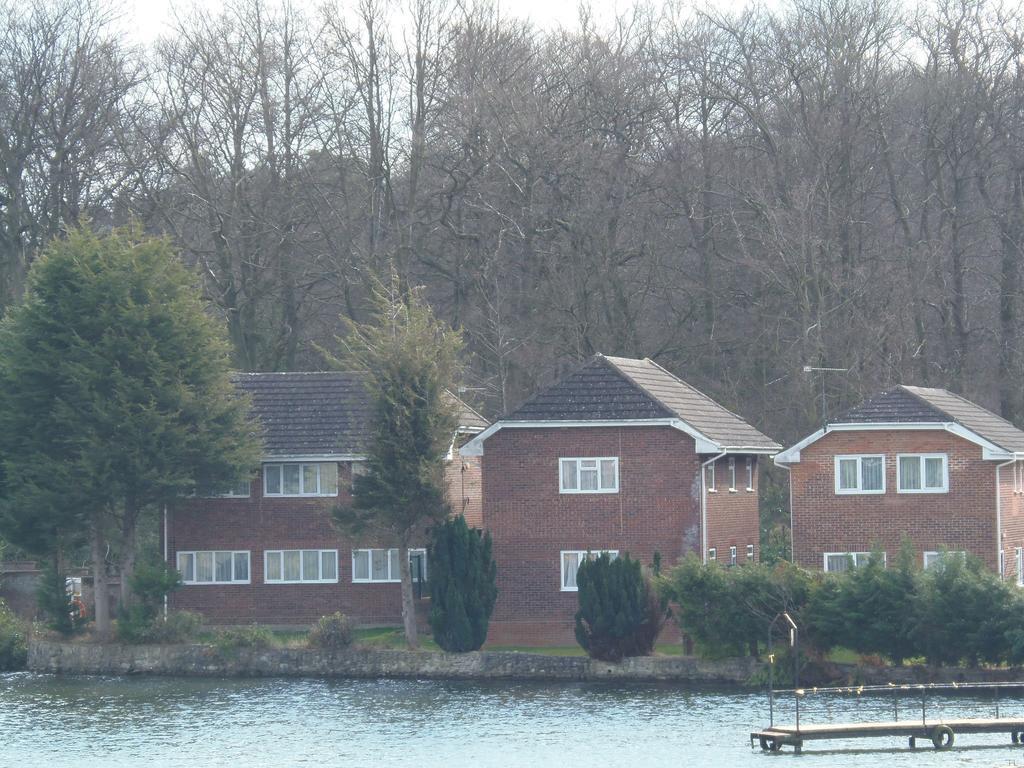Lakeside Continental Hotel Camberley Buitenkant foto