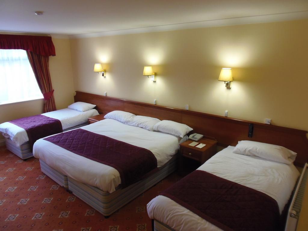 Lakeside Continental Hotel Camberley Buitenkant foto