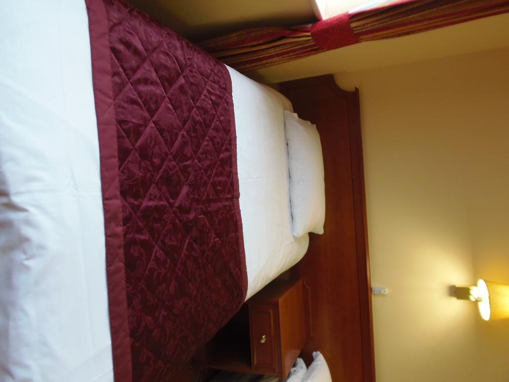 Lakeside Continental Hotel Camberley Buitenkant foto