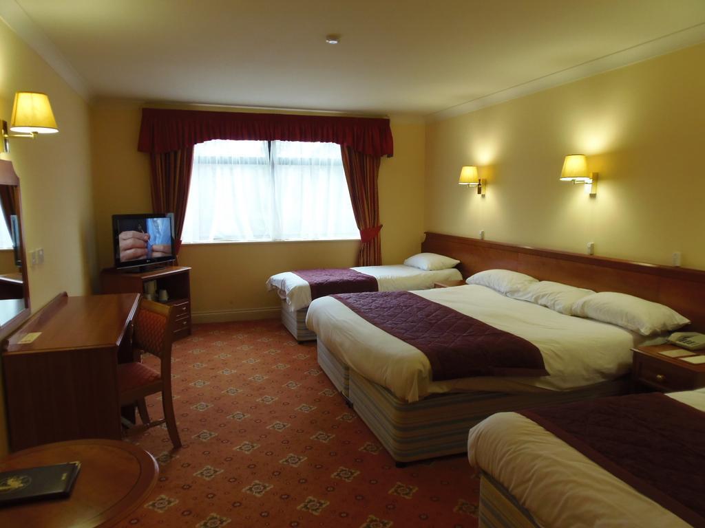 Lakeside Continental Hotel Camberley Buitenkant foto