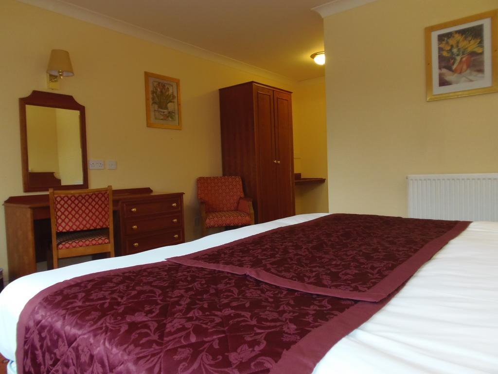 Lakeside Continental Hotel Camberley Buitenkant foto