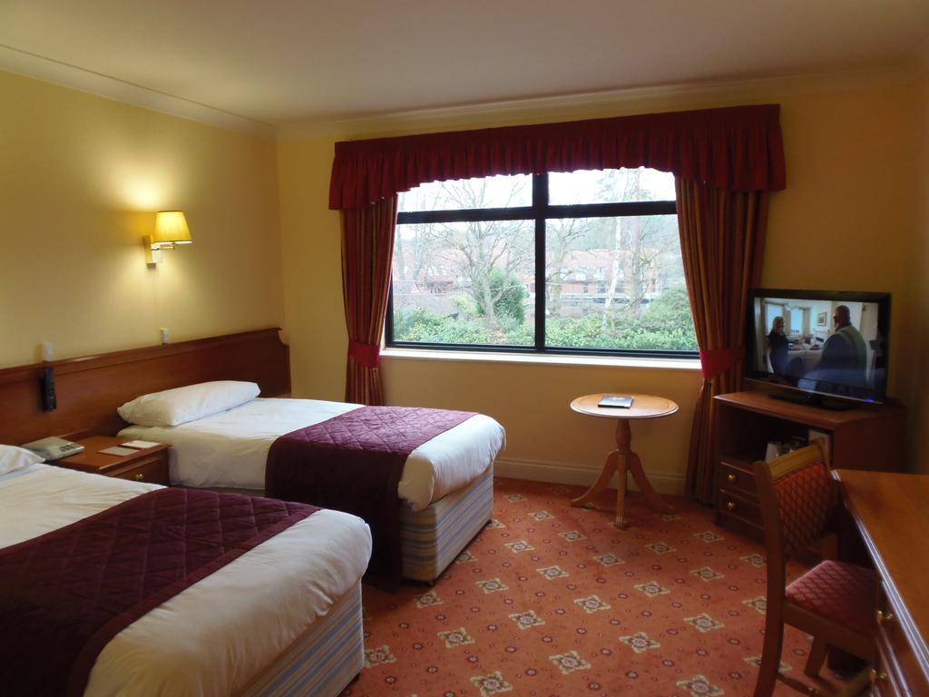 Lakeside Continental Hotel Camberley Buitenkant foto